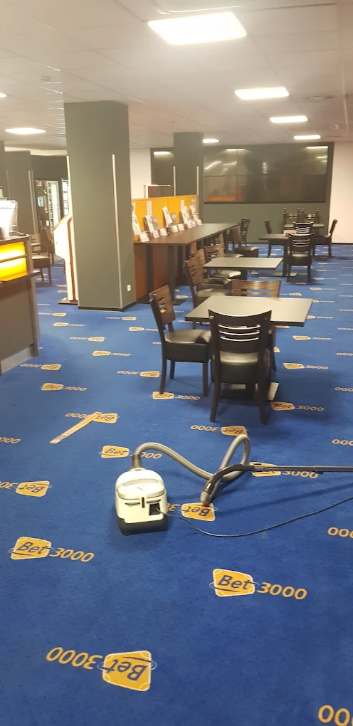 Teppichreinigung in einem Gewerberaum