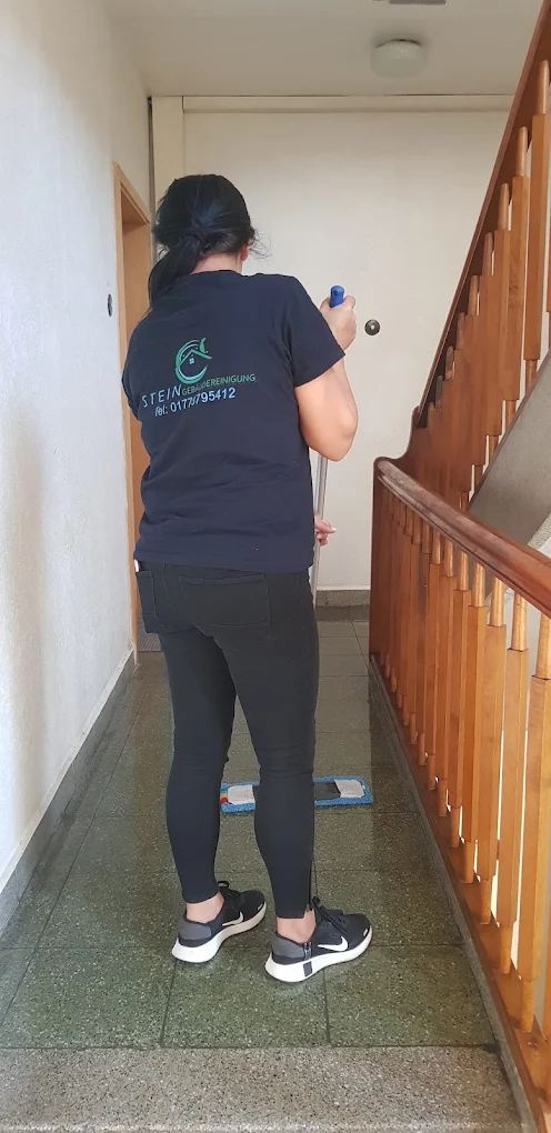 Mitarbeiterin bei der Treppenhausreinigung