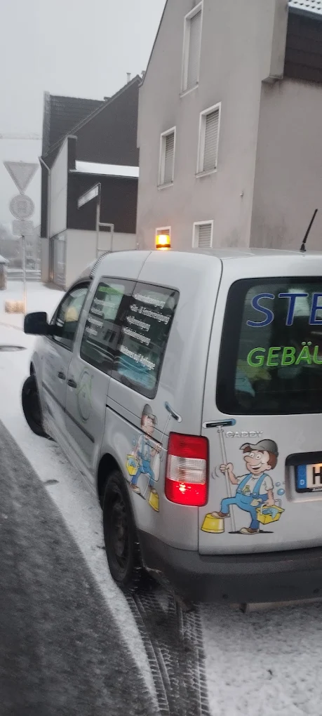 Firmenwagen von Stein Gebäudereinigung im Winterdienst-Einsatz