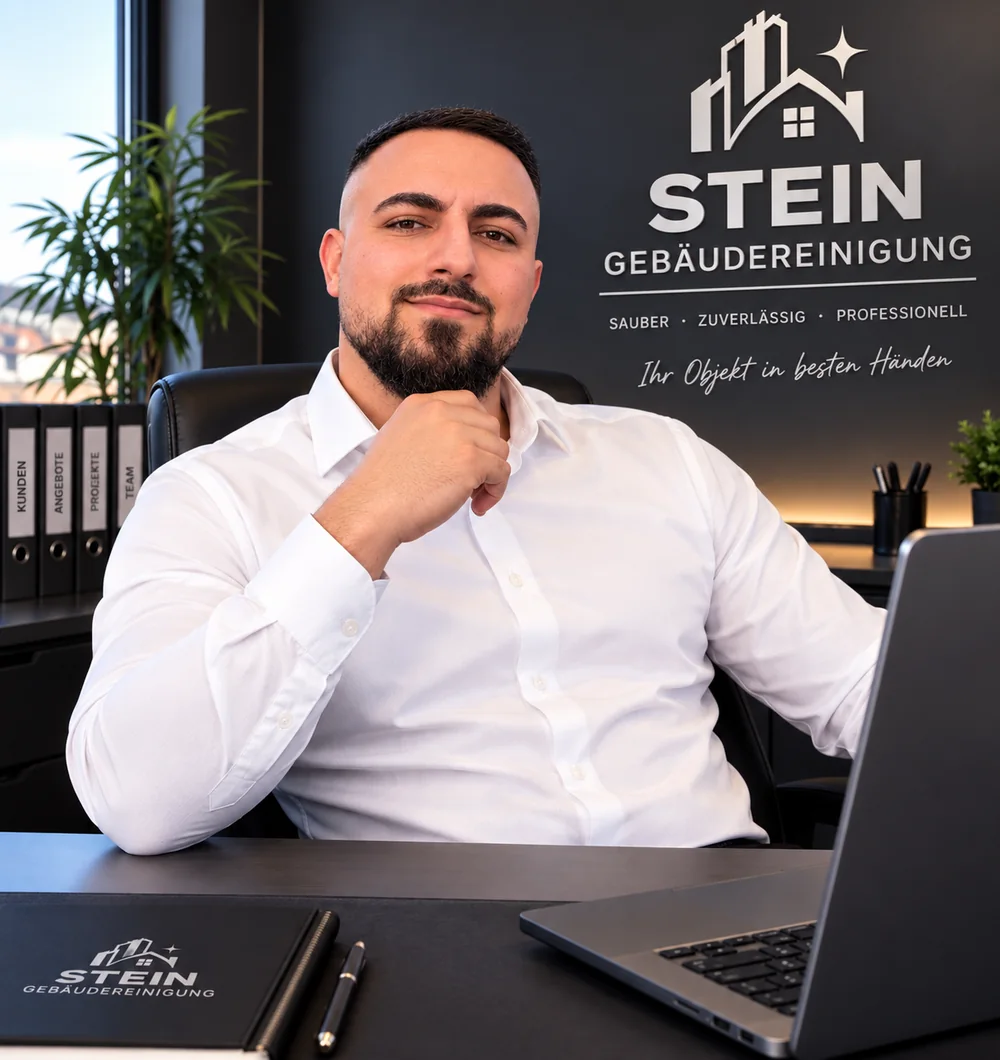 Tolunay Zararoglu, Inhaber und Geschäftsführer von Stein Gebäudereinigung, in seinem Büro